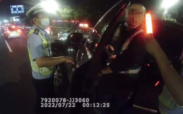 車主喝酒后找了個代駕上路了，沒想到代駕喝得比他還多