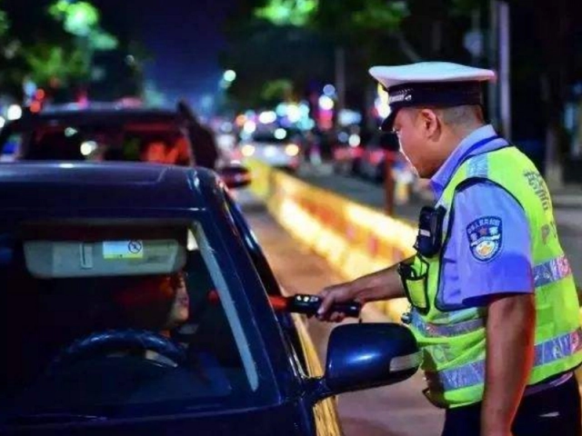 喝酒吹氣沒有吹到酒？原來是這么做的，可是還是逃不過交警